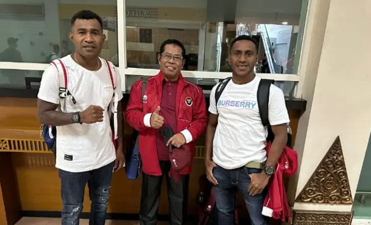 Ketum NPCI Papua bersama dua perenang Papua. (Foto: Dok Humas NPCI Papua)