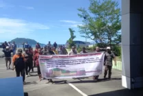 Masyarakat pemilik hak ulayat tanah Bandar Udara Sentani demo
