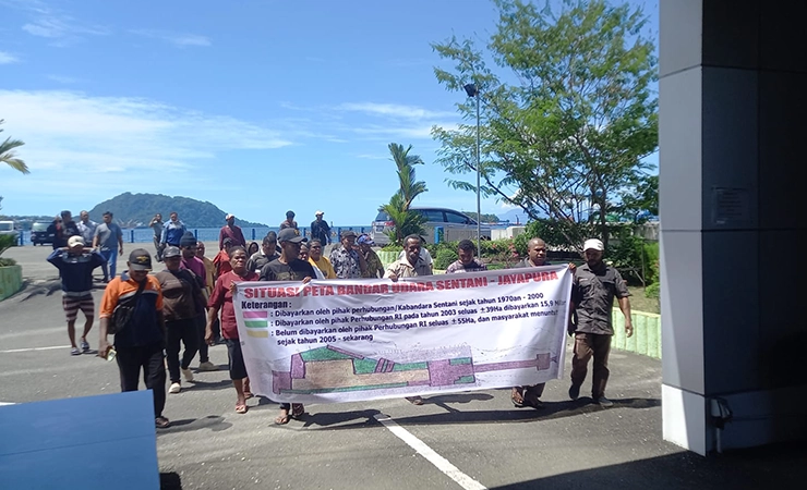Masyarakat pemilik hak ulayat tanah Bandar Udara Sentani demo