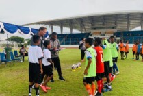 Pelatih sekaligus Direktur PFA Wolfgang Pikal saat memberikan instruksi kepada peserta seleksi. (Foto: Fachruddin Aji/Seputarpapua)