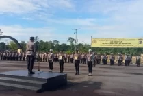 Wakapolres Mimika, Kompol Hermanto pimpin upacara Pemberhentian Dengan Tidak Hormat (PTDH) dua anggotanya pada Senin (29/5/2023). (Foto: Arifin Lolialang/Seputarpapua)