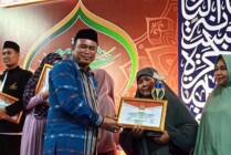 Dewan Hakim STQ ke XI tingkat Kabupaten Mimika menyerahkan piagam kepada peserta juara STQ golongan dewasa. (Foto: Dok Panitia STQ)