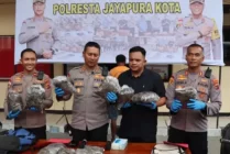 Kapolresta Jayapura Kota Kombes Pol Victor D. Mackbon bersama pejabat jajarannya merilis pengungkapan kasus narkotika oleh jajarannya, pada Rabu, 24 Mei 2023. (Foto: Dok Polresta Jayapura Kota)