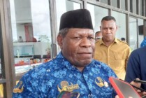 Pj Sekda Mimika Petrus Yumte saat ditemui wartawan di Kantor Pusat Pemerintahan Kabupaten Mimika usai memimpin Upacara Peringatan Hardiknas 2023, Selasa (2/5/2023). (Foto: Fachruddin Aji/Seputarpapua)