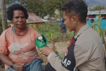 Seorang polisi memeriksa kesehatan warga dalam pengobatan gratis yang dilakukan di Kampung Ilambet, Puncak, Papua Tengah. (Foto: Humas Polda Papua)