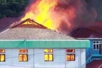 Kobaran api yang menghanguskan sebagian ruangan IGD RSUD Kota Jayapura, Selasa (9/5/2023). (Foto: Ist)