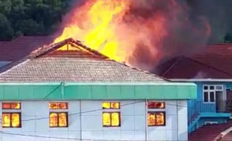 Kobaran api yang menghanguskan sebagian ruangan IGD RSUD Kota Jayapura, Selasa (9/5/2023). (Foto: Ist)