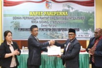 Pj Bupati Mappi Michael R. Gomar saat menyerahkan Raperda Non APBD Kabupaten Mappi 2023. (Foto: Dok Humas Mappi)