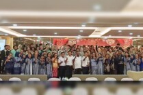 Kepala Dinas Pendidikan Mimika foto bersama dengan 72 siswa-siswi dan para guru SMAN 2 Mimika. (Foto: Mujiono)