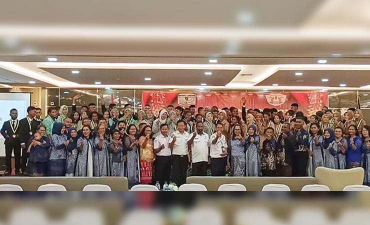 Kepala Dinas Pendidikan Mimika foto bersama dengan 72 siswa-siswi dan para guru SMAN 2 Mimika. (Foto: Mujiono)