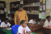 Sekda Asmat Absalom Amiyaram memantau pelaksanaan ujian sekolah di SD Inpres Syuru, Kabupaten Asmat, Provinsi Papua Selatan. (Foto: Elgo Wohel/Seputarpapua)