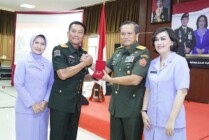 (Kiri) Mayjen TNI Agus Suhardi bersama dengan Letjen TNI I Nyoman Cantiasa dalam upacara sertijab. (Foto: Pusat Penerangan TNI)