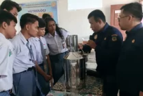 Para siswa-siswi SMAN 2 Mimika saat mendapatkan penjelasan tentang alat ukur yang biasa digunakan untuk SPBU. (Foto: Mujiono/Seputarpapua)