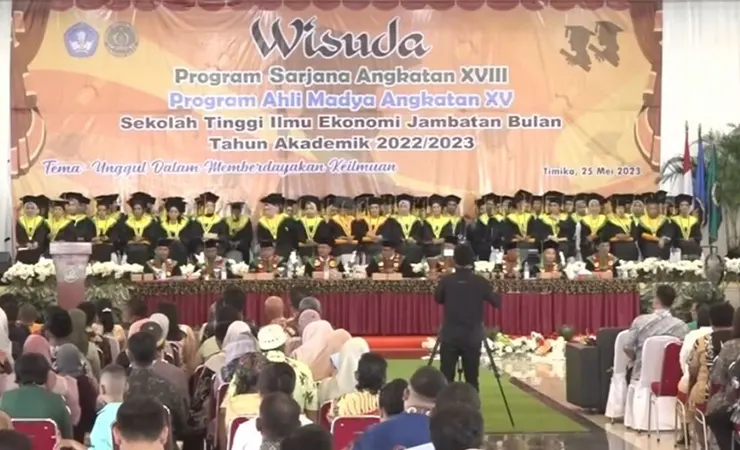 110 Mahasiswa dan Mahasiswi STIE Jambatan Bulan diwisuda, Kamis (25/5/2023). (Foto: Seputarpapua)