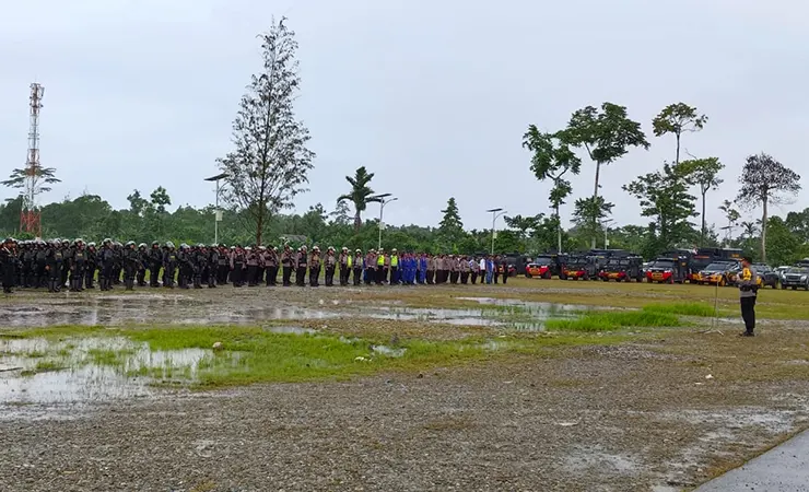 Apel kesiapan pasukan TNI-Polri untuk pengamanan kedatangan jenazah tokoh Papua Tom Beanal di Timika, Kamis (1/6/2023). (Foto: Arifin Lolialang/Seputarpapua)