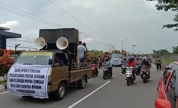 Massa pendukung Johannes Rettob bertolak menuju Kantor Pusat Pemerintahan Kabupaten Mimika untuk melakukan aksi demonstrasi damai penolakan Pj Bupati Mimika. (Foto: Arifin Lolialang/Seputarpapua)