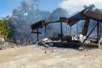 Tampak salah satu rumah warga yang dibakar di Kampung Kampung Urumusu, Distrik Uwapa, Kabupaten Nabire, Sabtu (10/6/2023). (Foto: Humas Polda Papua)