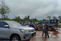 Aparat keamanan saat melakukan pemeriksaan kepada pelayat yang akan masuk ke Hanggar Pemda di Bandara Mozes Kilangin Timika, Papua Tenga. (Foto: Arifin Lolialang/Seputarpapua)