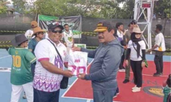 Bupati Jayawijaya Jhon R. Banua saat membuka Turnamen Bola Basket JRB Cup II Tahun 2023 yang berlangsung di Lapangan Basket SMA Negeri 1 Wamena. (Foto: Amin Momiage/Seputarpapua)