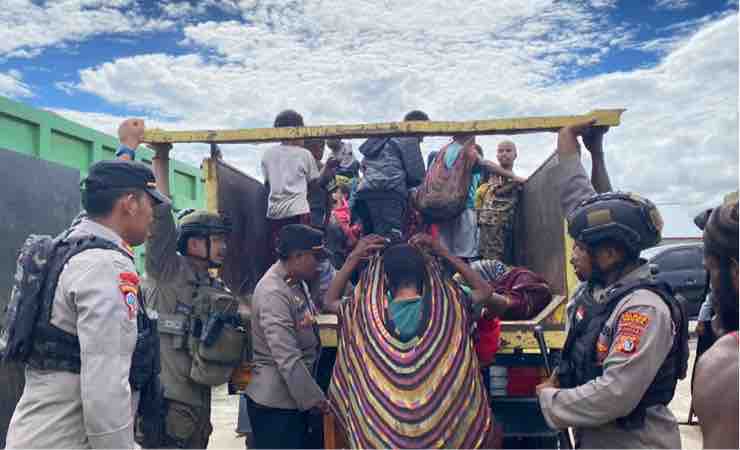 Proses pengembalian ratusan warga yang sempat mengungsi ke ibukota Kenyam, Kabupaten Nduga menuju kampung Nogolait. (Foto: Dok Humas Damai Cartenz)
