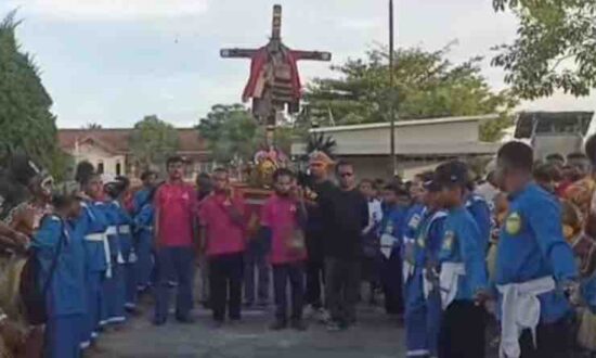 Prosesi mengarak salib IYD ke Gereja Katedral Tiga Raja, Minggu (6/1/2023). (Foto: Capture Youtube Multimedia Tiga Raja) Timika)