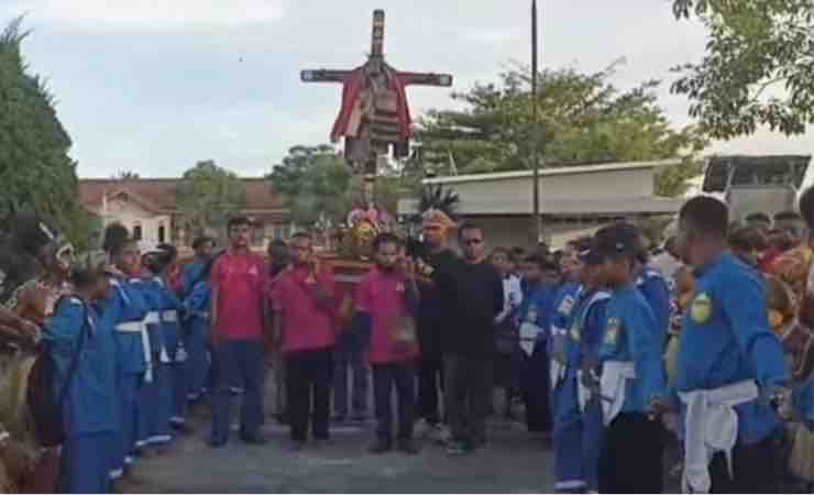 Prosesi mengarak salib IYD ke Gereja Katedral Tiga Raja, Minggu (6/1/2023). (Foto: Capture Youtube Multimedia Tiga Raja) Timika)