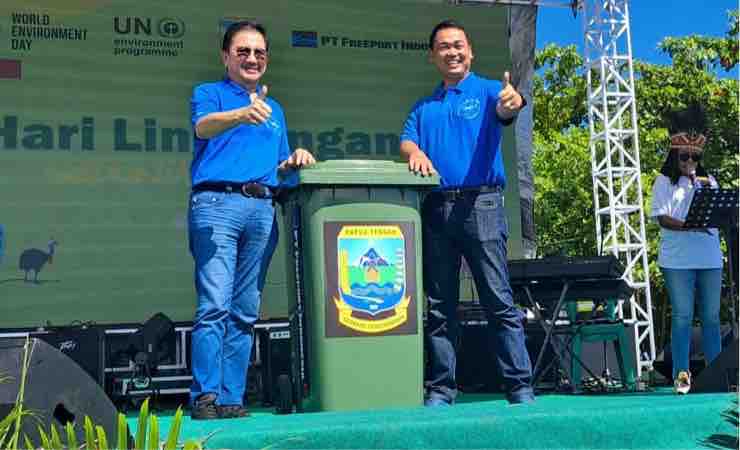 Presdir PT Freeport Indonesia Tony Wenas menyerahkan bantuan tempat sampah secara simbolis kepada Sekda Provinsi Papua Tengah Valentinus Sudarjanto Sumito. (Foto: Seputarpapua)