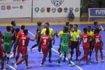 Tim futsal Mimika (seragam Merah) saat akan melakukan kick off babak pertama melawan tim Moncongbulo Sulawesi Selatan. (Foto: Askab PSSI Mimika)