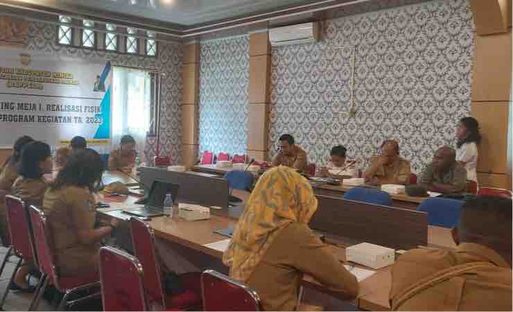 Suasana kegiatan monitoring meja yang digelar oleh Bappeda Mimika di kantornya, Selasa (6/6/2023). (Foto: Fachruddin Aji/Seputarpapua)