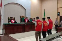 Tiga terdakwa perkara pembunuhan disertai mutilasi mendengarkan pembacaan putusan oleh Majelis Hakim PN Kota Timika, Selasa (6/6/2023). (Foto: Arifin Lolialang/Seputarpapua)