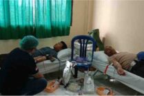 Petugas kesehatan saat melakukan pengambilan darah dari pendonor. (Foto: Arifin Lolialang/Seputapapua)