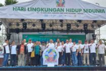 Foto bersama Pemkab Mimika bersama dengan jajaran PTFI dalam peringatan Hari Lingkungan Hidup yang digelar di Gedung Eme Neme Yauware, Mimika, Papua Tengah, Jumat (16/6/2023). (Foto: Fachruddin Aji/Seputarpapua)