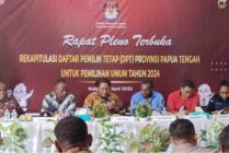 Ket foto: KPU Papua Tengah melakukan rapat pleno penetapan daftar pemilih tetap (DPT), Selasa (27/6/2023). (Foto: Christian Degei/Seputarpapua)