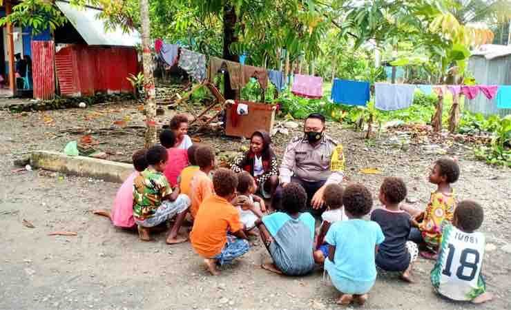 Bripka Herman bersama anak-anak Papua di wilayahnya bertugas sebagai Bhabinkamtibmas. (Foto: Ist)