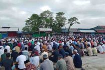 Umat muslim di Asmat mendengarkan Khutbah Idul Adha di Lapangan Yos Sudarso Agats, Kamis (29/6/2023). (Foto: Elgo)