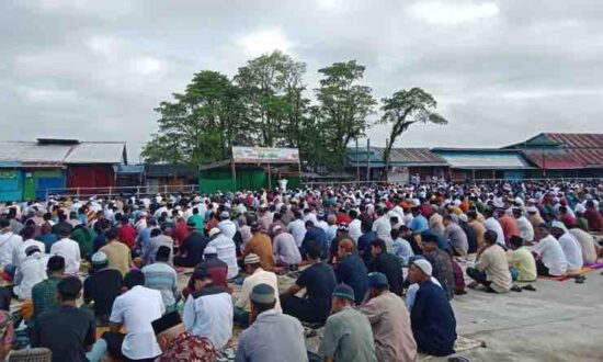 Umat muslim di Asmat mendengarkan Khutbah Idul Adha di Lapangan Yos Sudarso Agats, Kamis (29/6/2023). (Foto: Elgo)