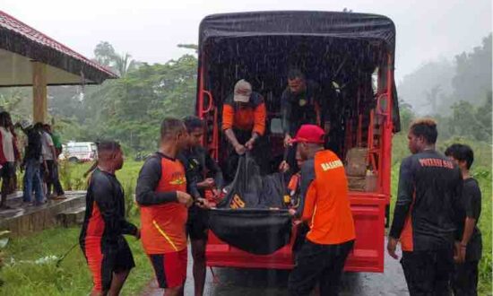 Tim SAR gabungan mengevakuasi korban meninggal dunia dalam insiden longboat tenggelam di perairan Kaimana, Papua Barat, Jum'at (30/6/2023). (Foto: Dok Humas SAR)