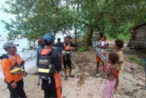 Tim SAR gabungan saat melakukan pencarian korban dengan berkoordinasi bersama masyarakat nelayan sekitar. (Foto: Humas SAR)