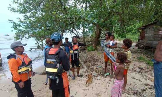 Tim SAR gabungan saat melakukan pencarian korban dengan berkoordinasi bersama masyarakat nelayan sekitar. (Foto: Humas SAR)