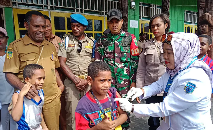 Dinas Kesehatan Kabupaten Asmat memberikan imunisasi kepada anak-anak Asmat, Senin (19/6/2023). (Foto: Elgo/Seputarpapua)