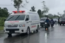 Iring-iringan jenazah Tom Beanal dari Bandara Mozes Kilangin dibawa menuju Keuskupan Timika untuk disemayamkan. (Foto: Anya Fatma/Seputarpapua)