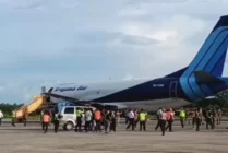 Pesawat Trigana Air yang mengangkut 6 jenazah korban pesawat SAM Air PK-SMW, saat tiba di Bandara Sentani, Jayapura, Selasa (27/6/2023) sore. (Foto: Alley)