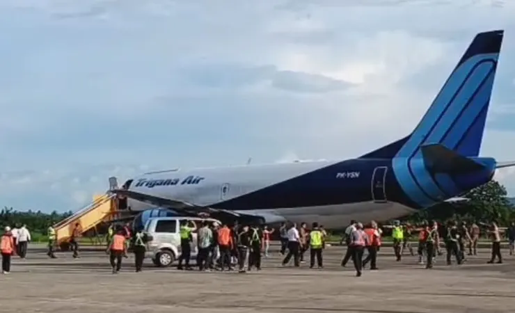 Pesawat Trigana Air yang mengangkut 6 jenazah korban pesawat SAM Air PK-SMW, saat tiba di Bandara Sentani, Jayapura, Selasa (27/6/2023) sore. (Foto: Alley)