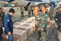 Enam jenazah korban jatuhnya pesawat SAM Air PK-SMW tiba di Base Ops Lanud Silas Papare, Sentani, Kabupaten Jayapura, Papua, Selasa (27/6/2023). (Foto: Dok Humas Polda Papua)