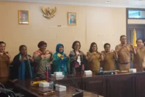 Komisioner KPAI Sylvana Maria A (tengah memakai baju putih) saat berfoto bersama perwakilan Dinas Kesehatan Mimika Reynold Ubra, Kepala DP3AP2KB Hermalina Imbiri, dan Asisten III Setda Mimika Hendriette Tandiono, di Kantor Pusat Pemerintahan Kabupaten Mimika, Selasa (13/6/2023). (Foto: Fachruddin Aji/seputarpapua)