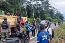 Aparat keamanan saat mengevakuasi warga Kampung Nonggolait menggunakan mobil truk menuju Kenyam, ibukota Kabupaten Nduga, Papua Pegunungan. (Foto: Dok Satgas Humas)