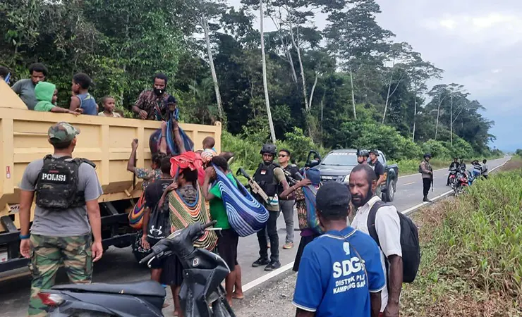 Aparat keamanan saat mengevakuasi warga Kampung Nonggolait menggunakan mobil truk menuju Kenyam, ibukota Kabupaten Nduga, Papua Pegunungan. (Foto: Dok Satgas Humas)