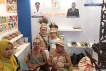 Pengunjung memadati stand Kabupaten Mappi di Penas KTNA XVI Padang. (Foto: Humas Mappi)