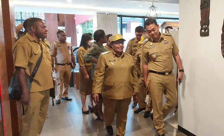 Rombongan Pj Bupati Mimika bersama Pj Gubernur Papua tiba di di hotel Swiss-Bellin beberapa saat sebelum pertemuan koordinasi. (Foto: Fachruddin Aji/Seputarpapua)