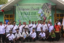 Bupati Elisa Kambu foto bersama para peserta Asmat yang akan mengikuti Penas XVI di Kota Padang, Provinsi Sumatera Barat. (Foto: Elgo Wohel/ Seputarpapua)